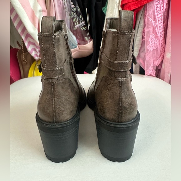 Frye and Co. Brush Gray Ankle Boot Size 6 - Picture 5 of 8